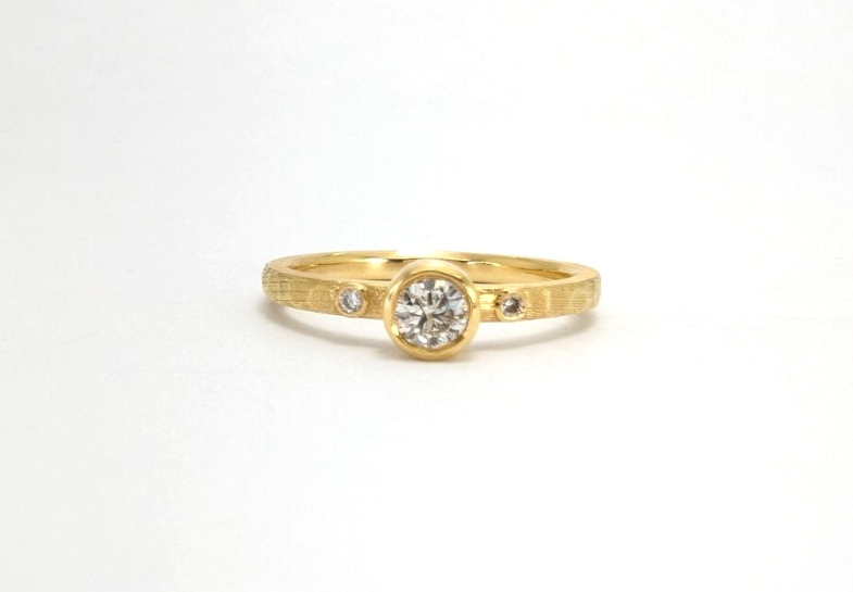 DJT 18K Yellow Gold Bezel Set .30ct Diamond Hammered Ring 11522