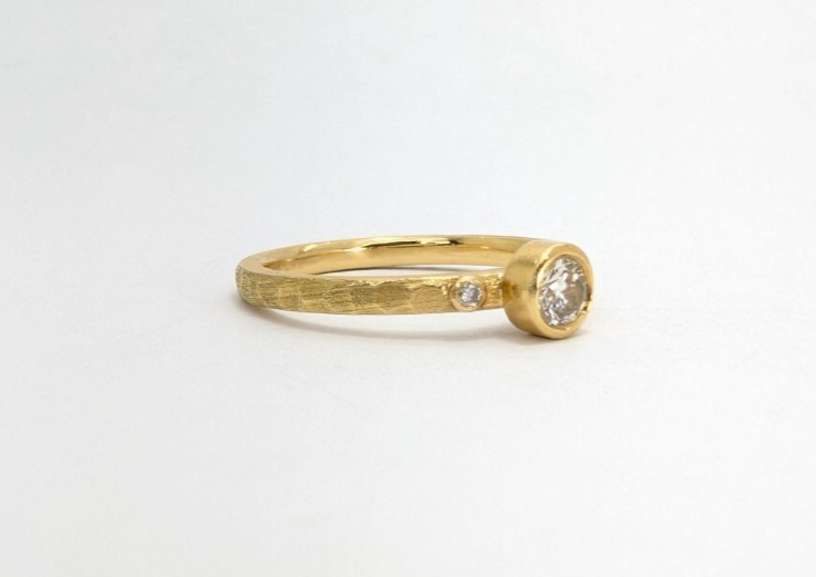 DJT 18K Yellow Gold Bezel Set .30ct Diamond Hammered Ring 11522 - Image 2