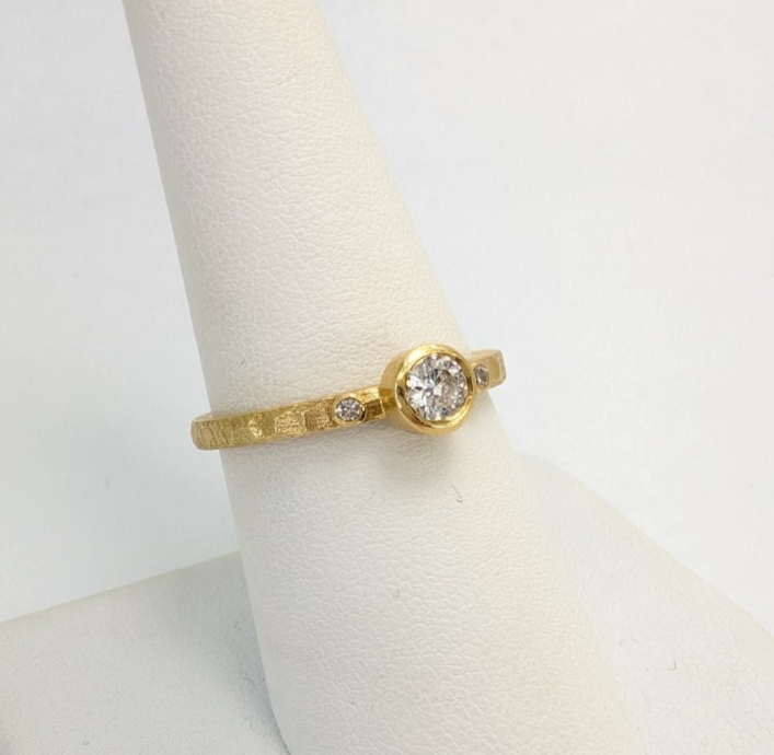 DJT 18K Yellow Gold Bezel Set .30ct Diamond Hammered Ring 11522 - Image 4