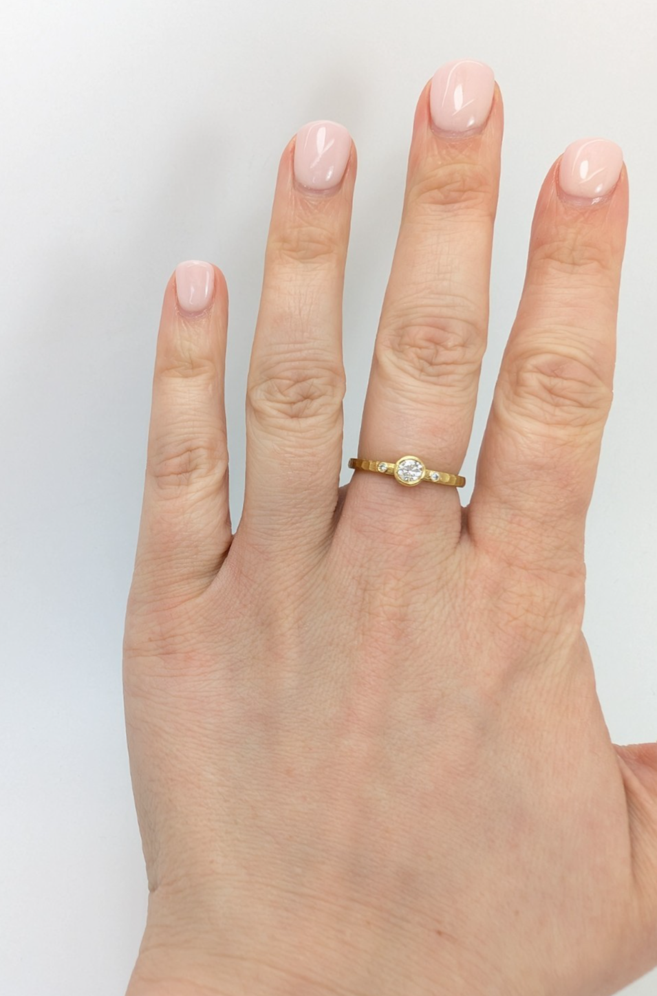 DJT 18K Yellow Gold Bezel Set .30ct Diamond Hammered Ring 11522 - Image 10